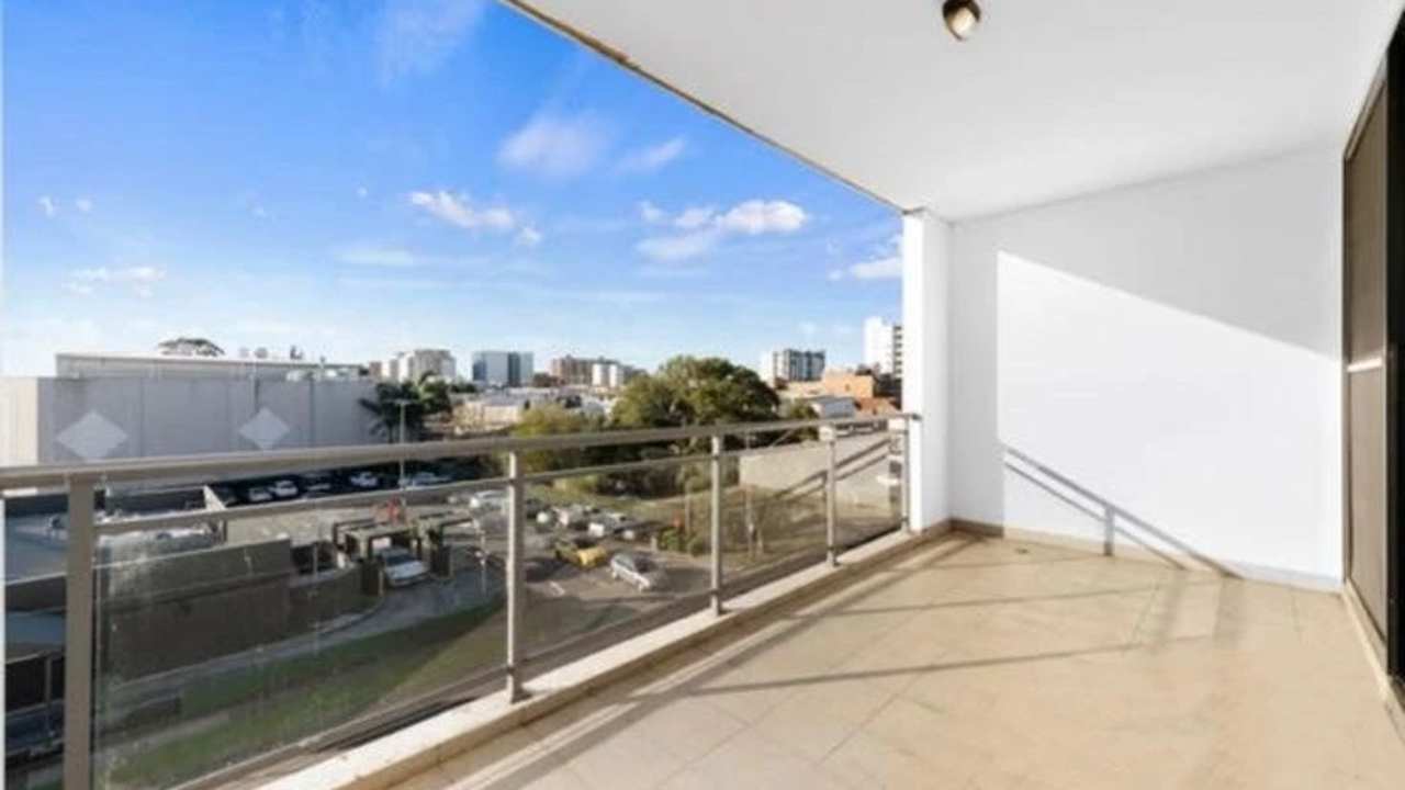 Unfurnished room in a flatshare