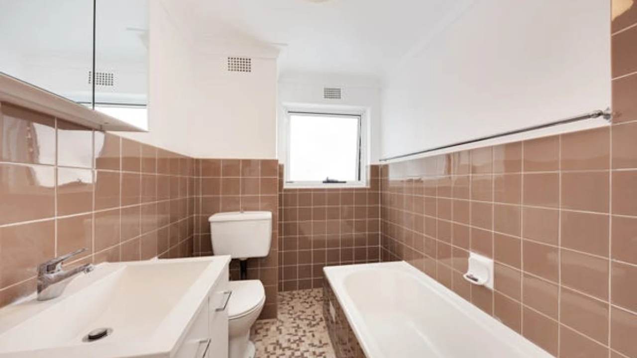 Unfurnished room in a flatshare