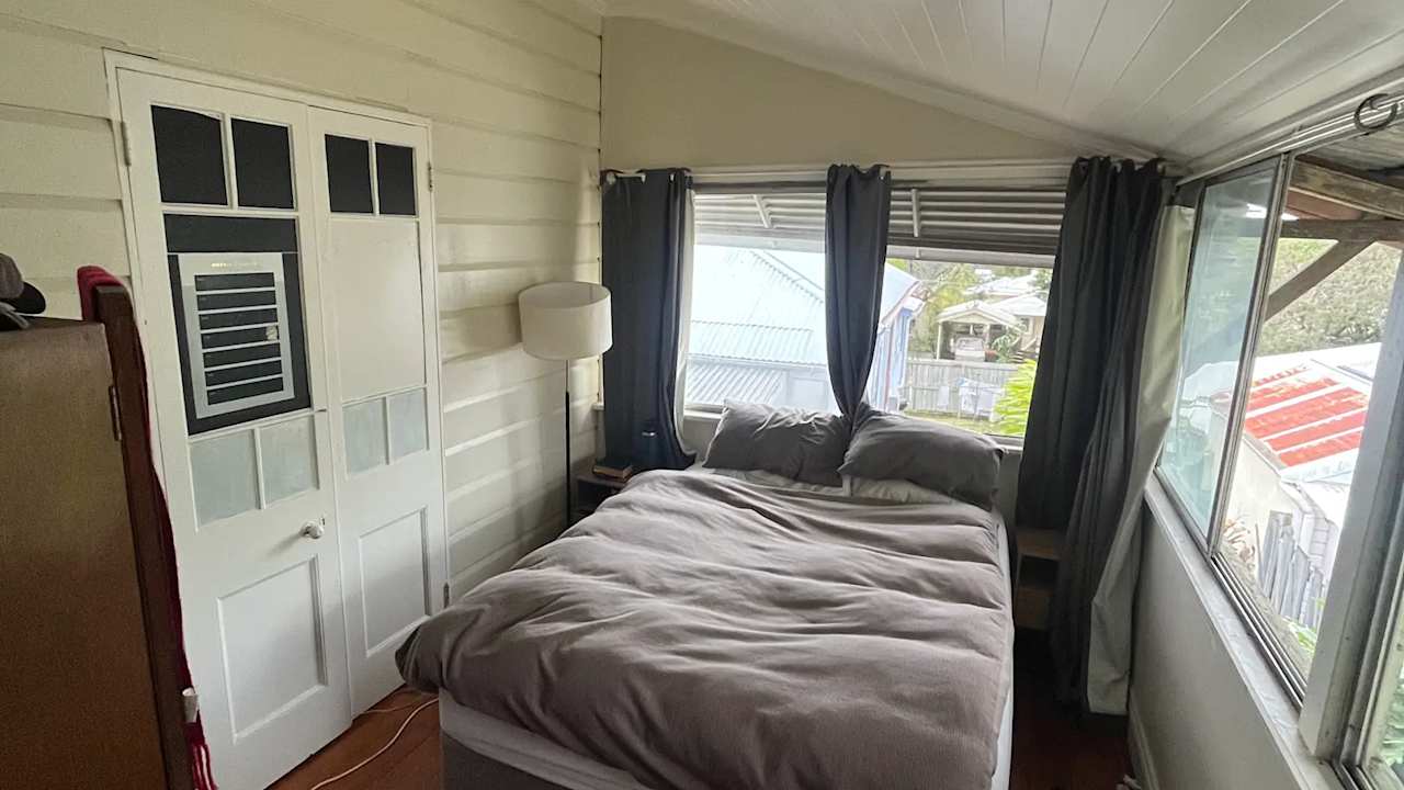 Room in a share house