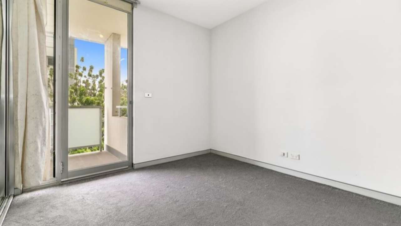 Whole property with 1 room for rent