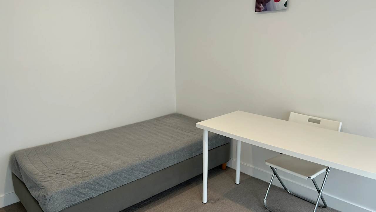 Furnished room in a flatshare