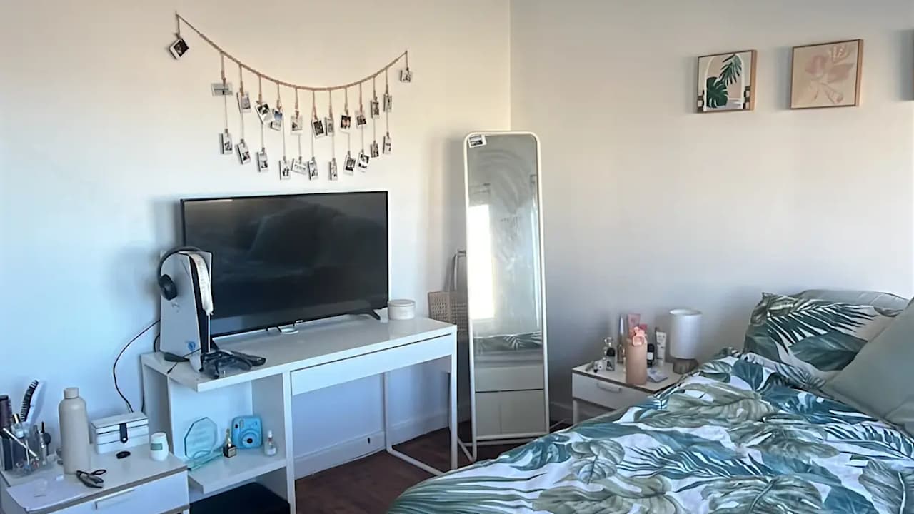 Furnished room in a flatshare