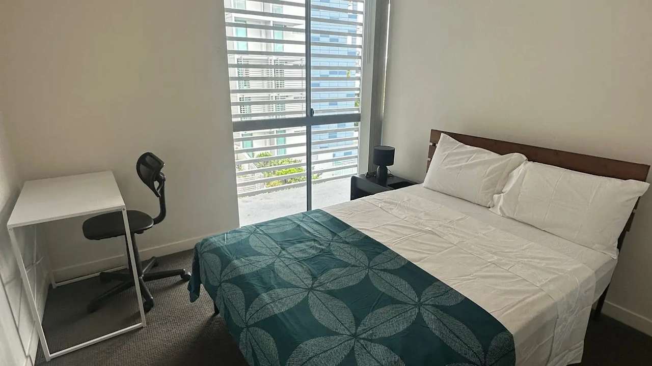 Furnished room in a flatshare