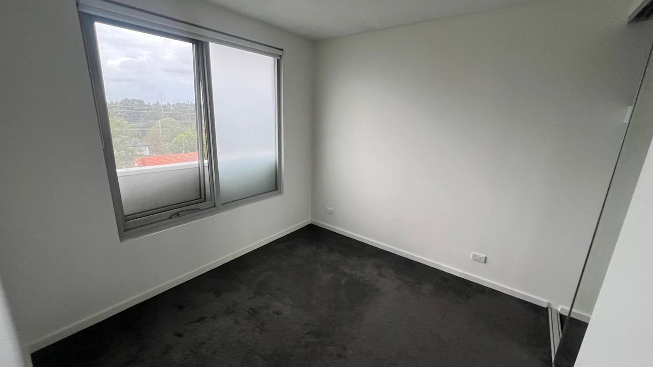 Unfurnished room with own bathroom