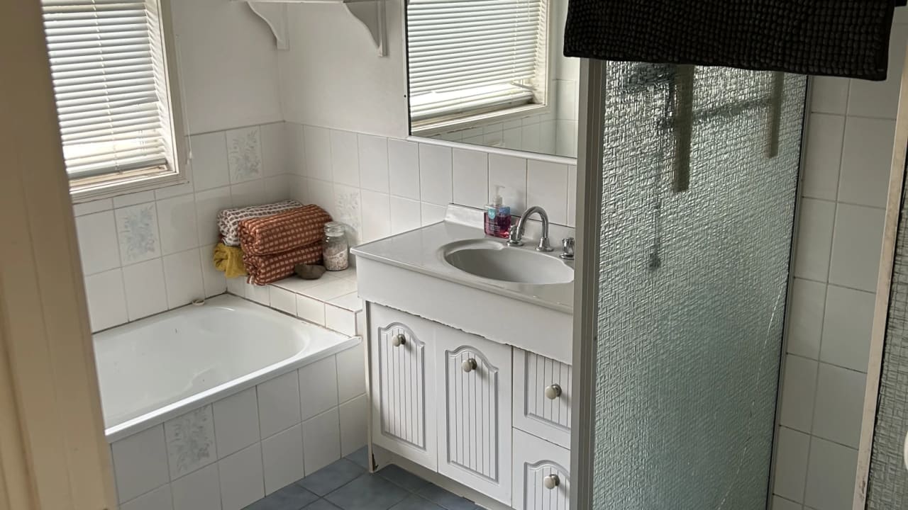 Furnished room in a flatshare