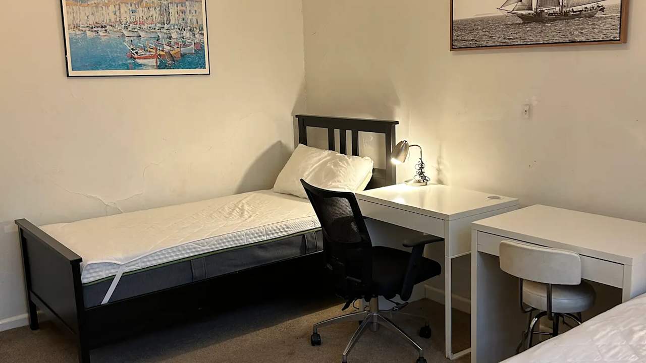 Furnished room in a share house