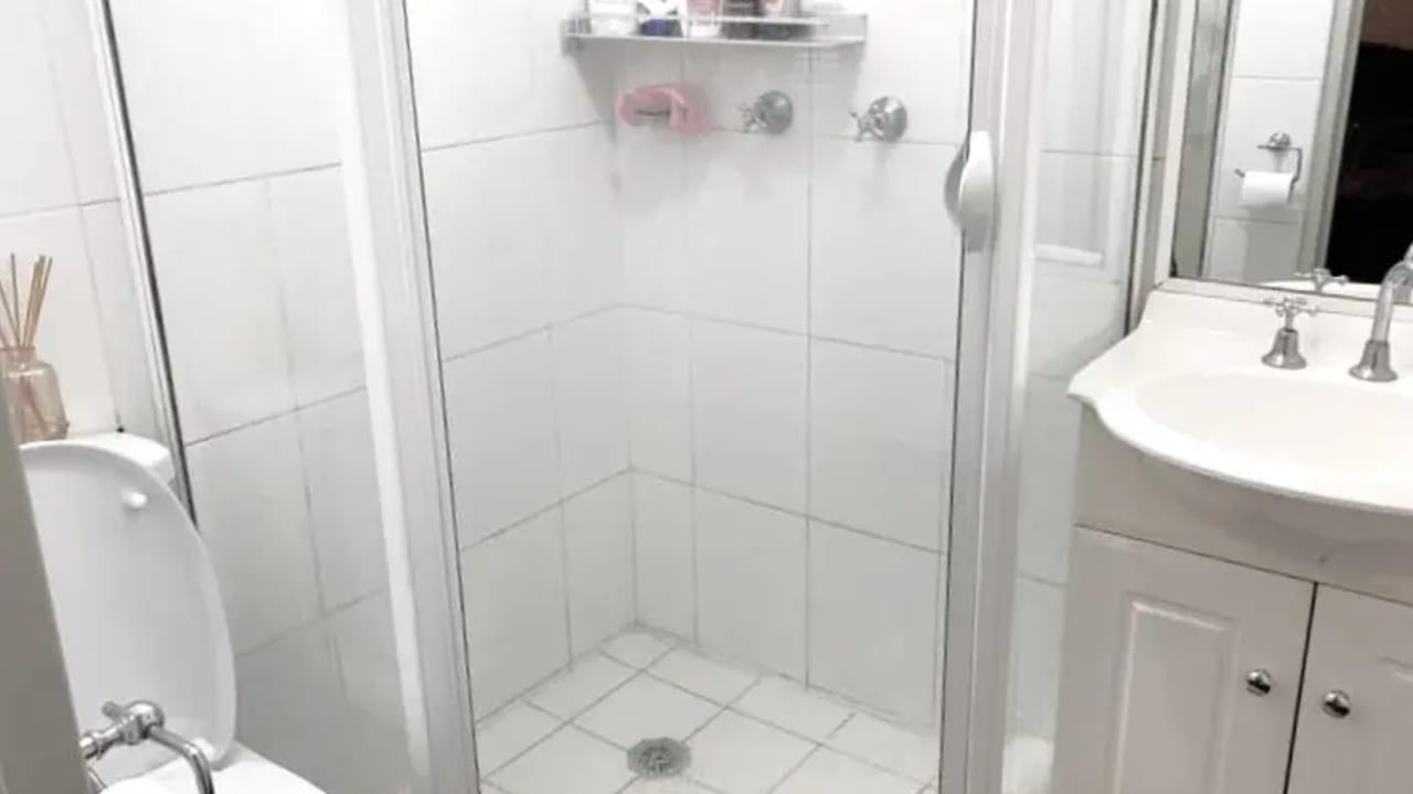 Furnished room with ensuite in a flatshare