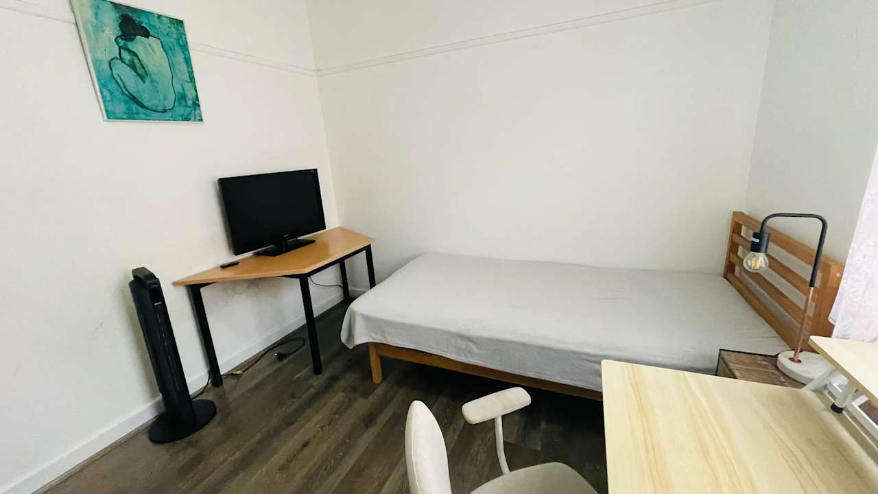 Room in a share house