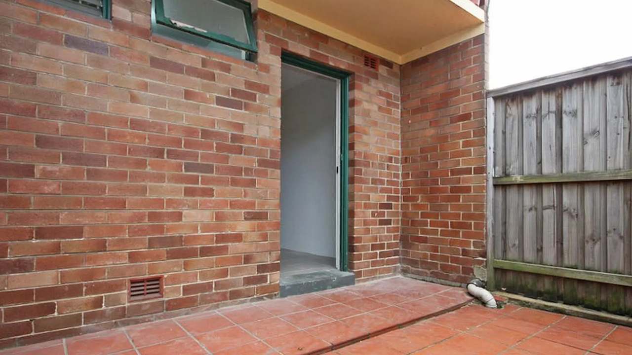 Unfurnished room studio flat for rent