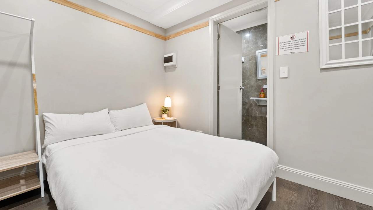 Furnished room with ensuite in a flatshare