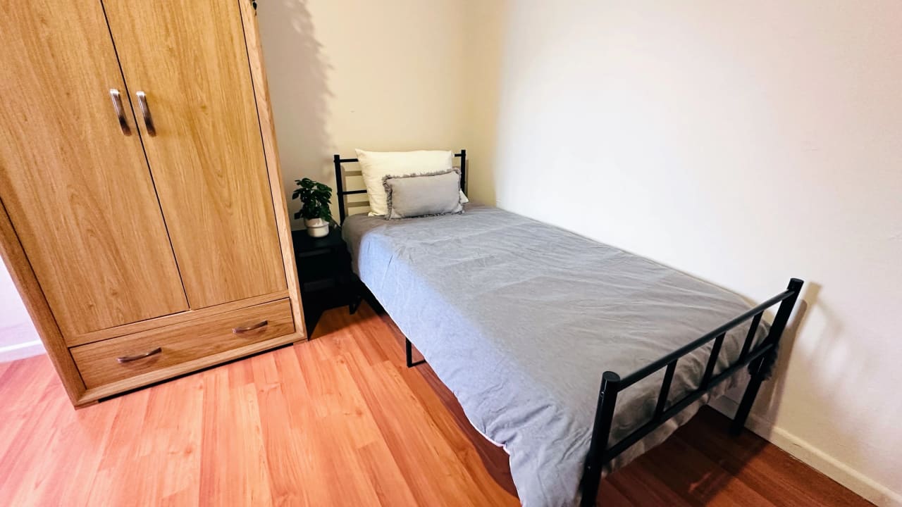 Furnished room in a flatshare