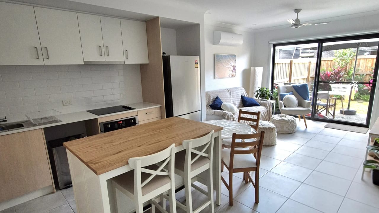 Furnished room in a flatshare