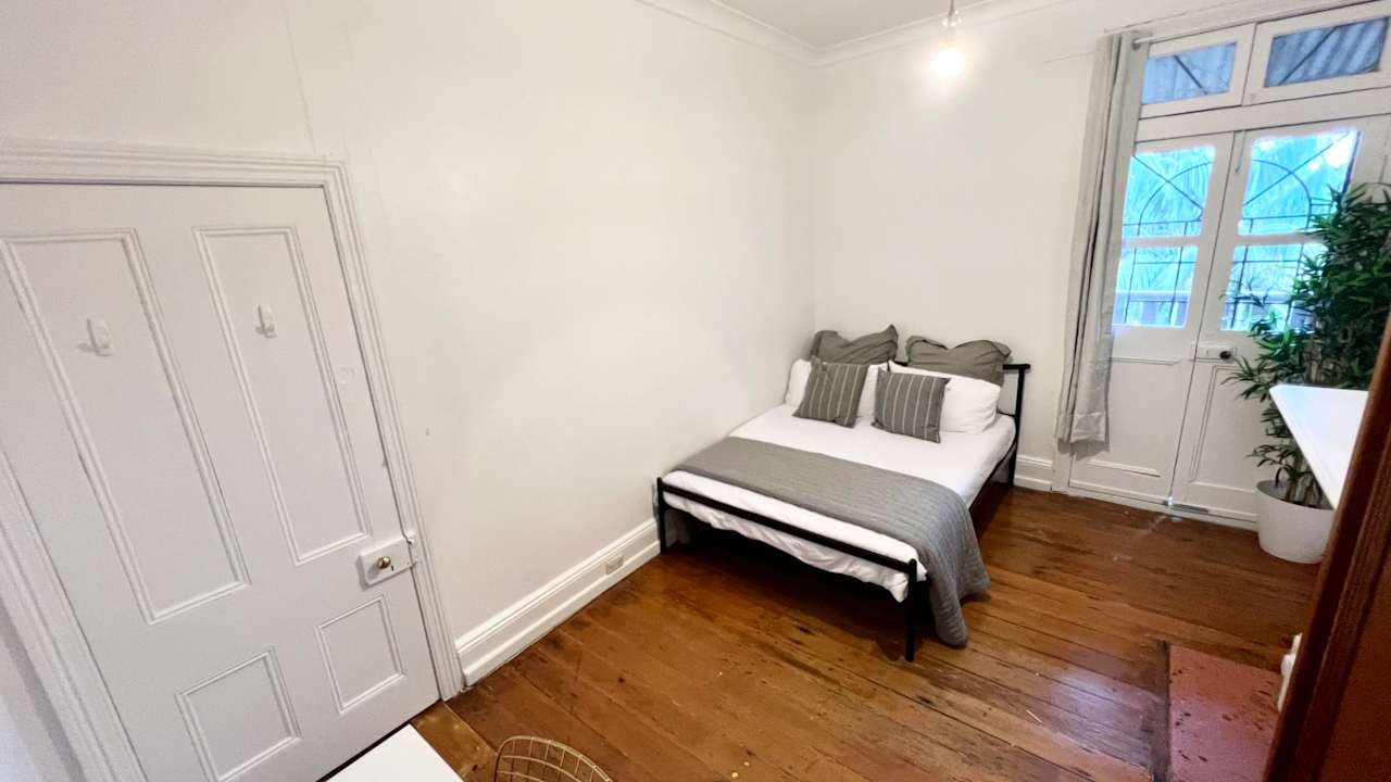 Room in a share house