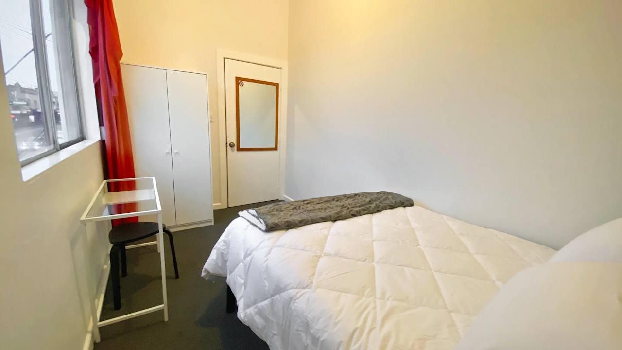Furnished room in a flatshare