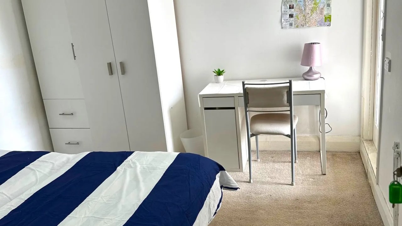 Furnished room in a flatshare
