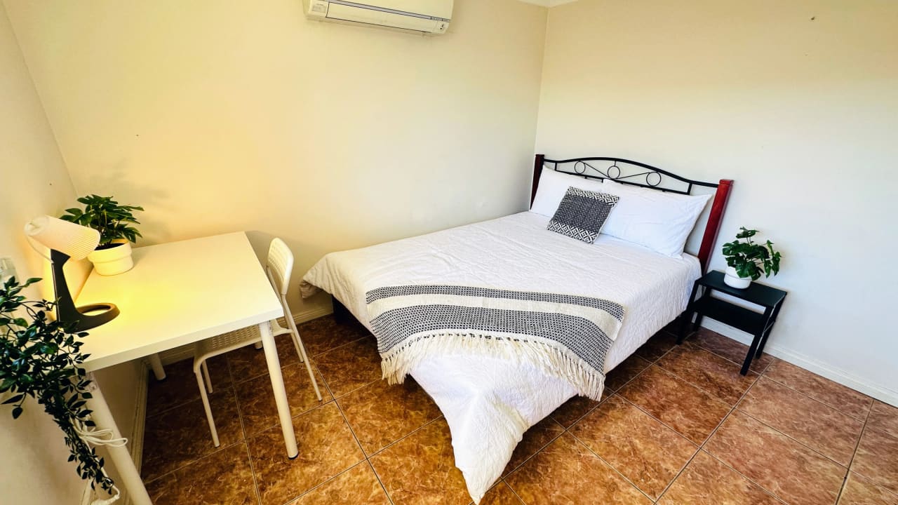 Furnished room in a flatshare