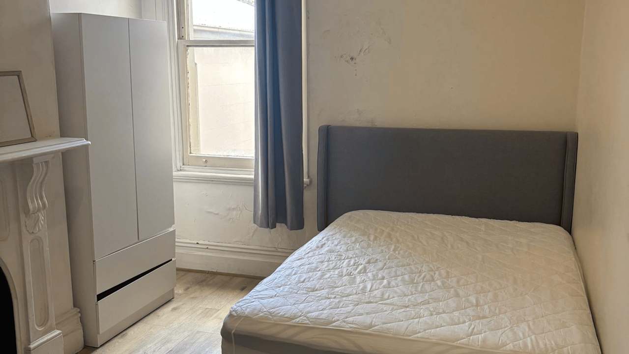 Furnished room in a flatshare