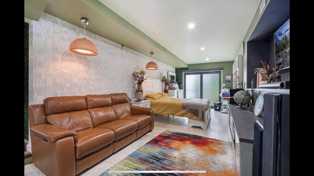 Unfurnished room studio flat for rent