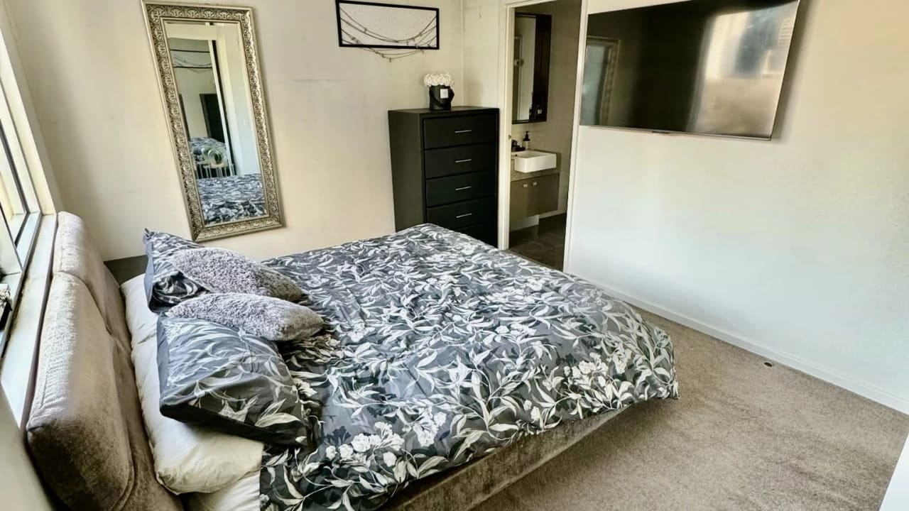 Furnished room in a flatshare