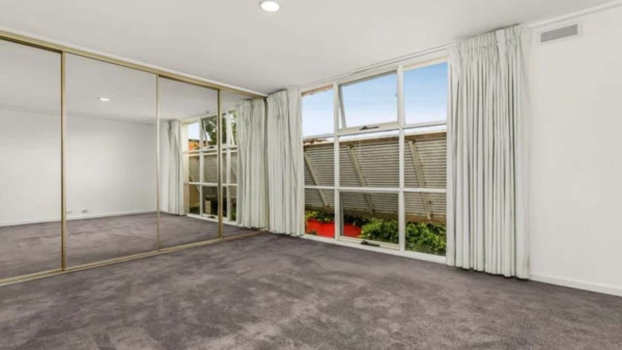 Unfurnished room in a flatshare