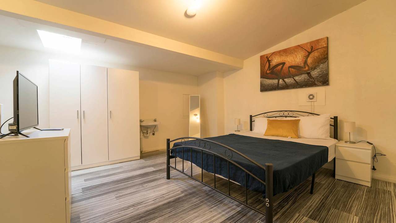 Furnished room with ensuite in a flatshare