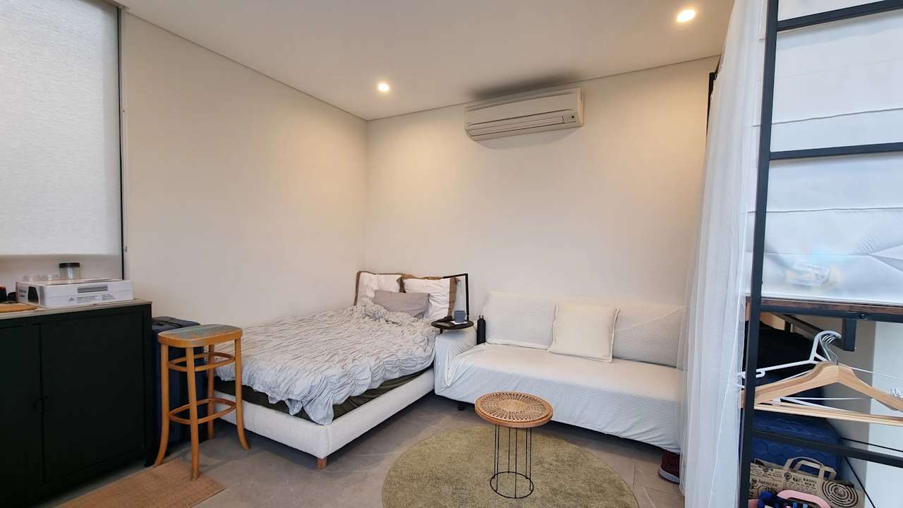 Furnished room in a flatshare