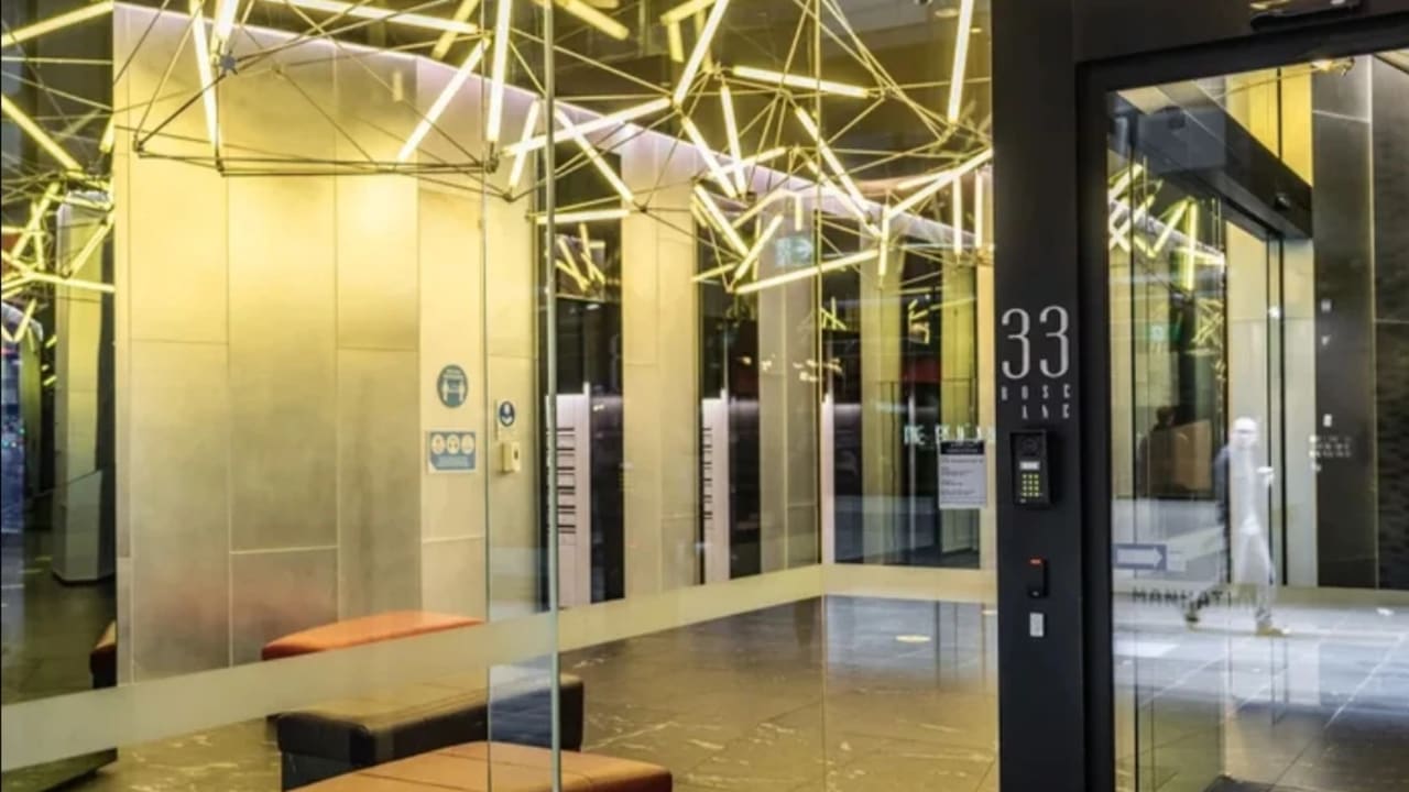 Furnished room with ensuite in a flatshare