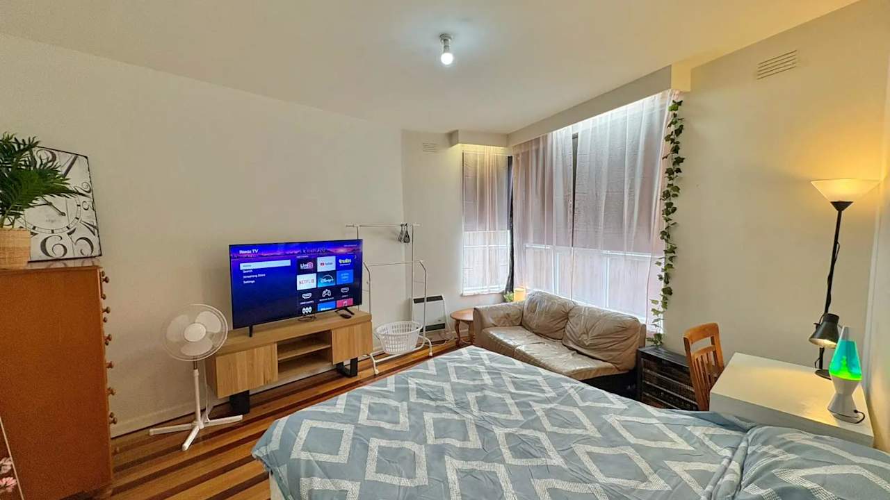 Furnished room in a flatshare