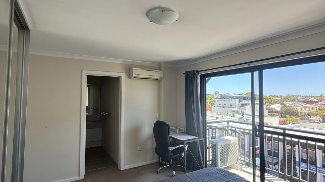 Furnished room with ensuite in a flatshare