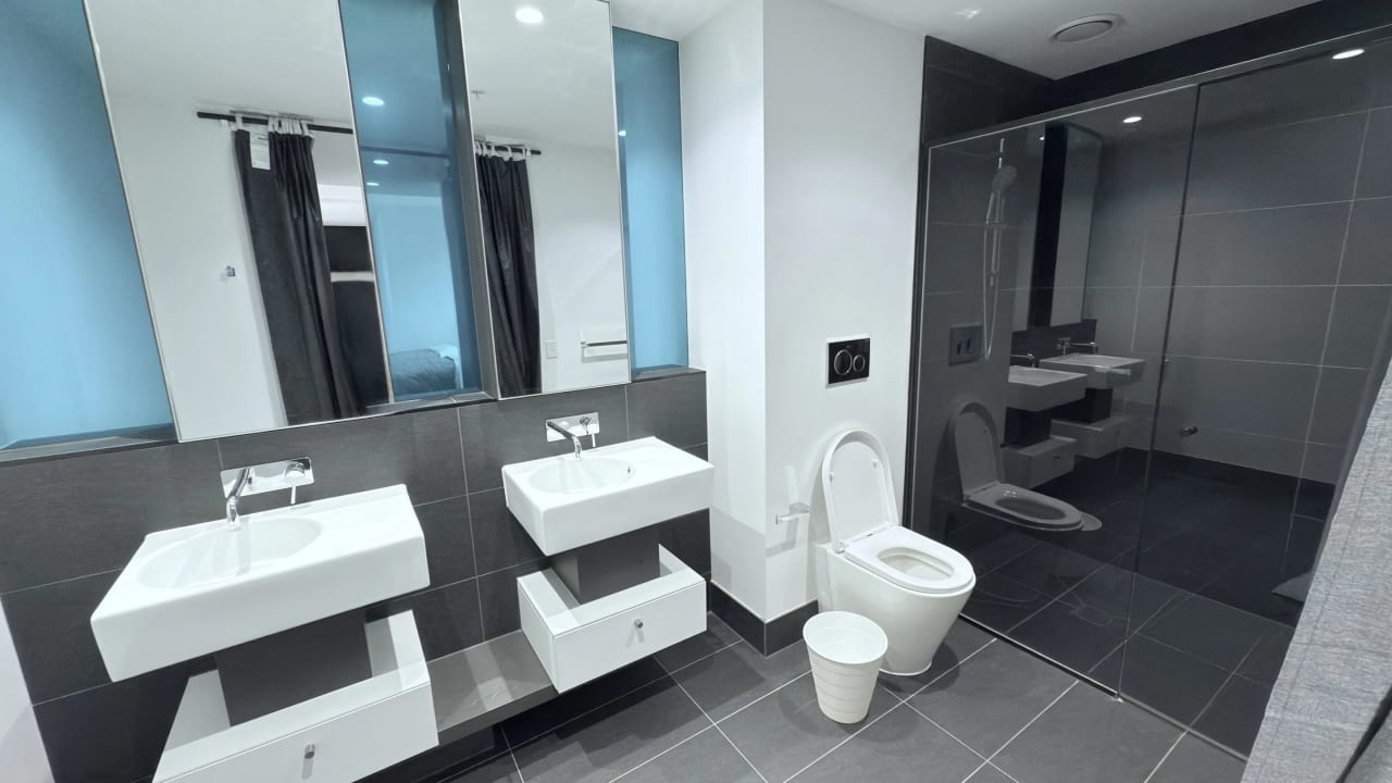 Furnished room with ensuite in a flatshare