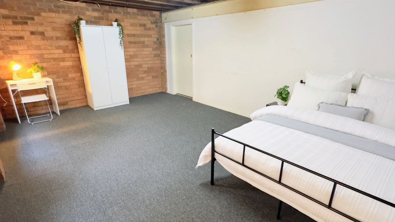 Furnished room in a flatshare