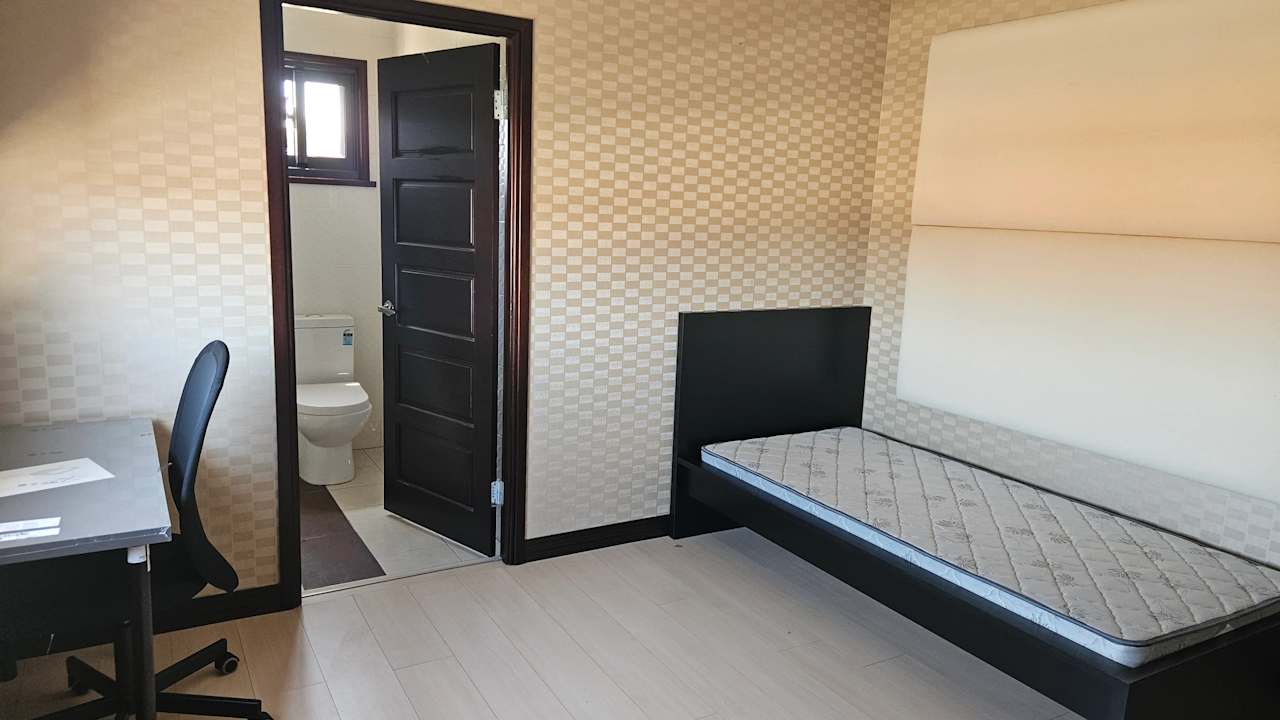 Room with ensuite in a share house