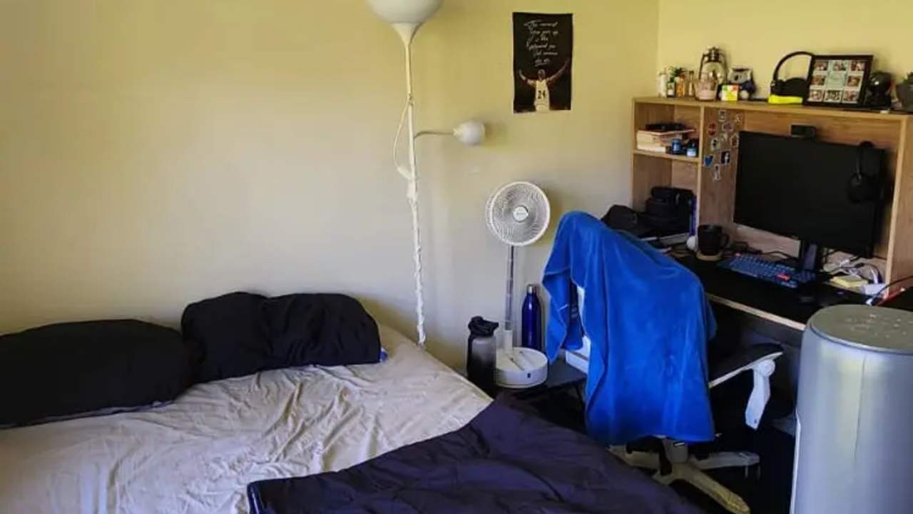 Room in a share house