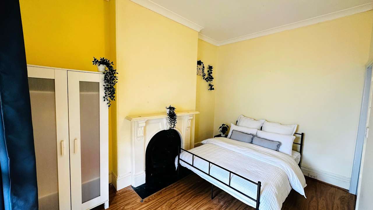 Furnished room in a flatshare