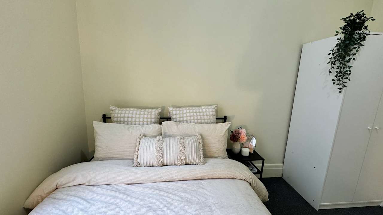 Furnished room in a flatshare
