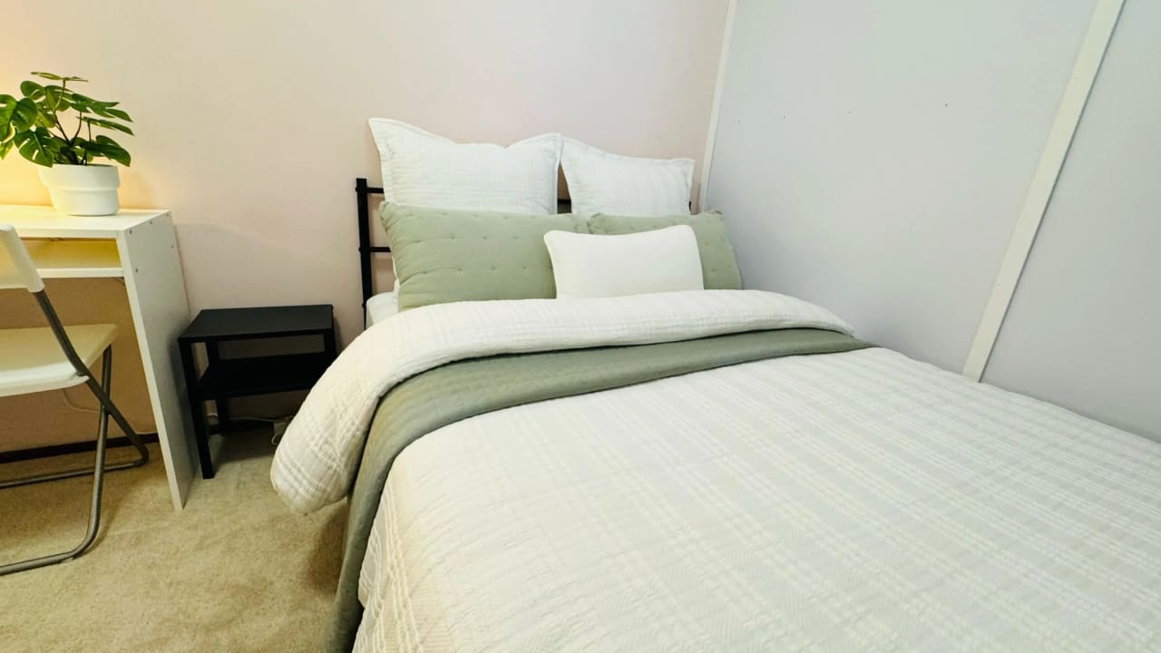 Furnished room in a share house