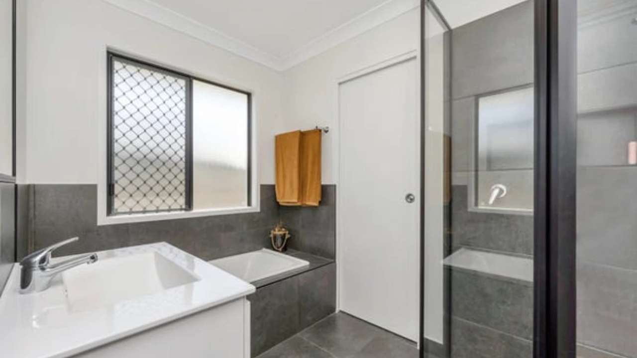 Room in a share house