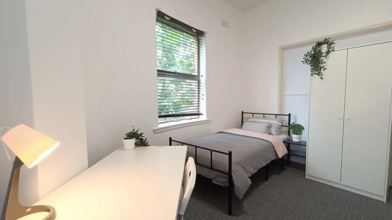 Furnished room in a flatshare