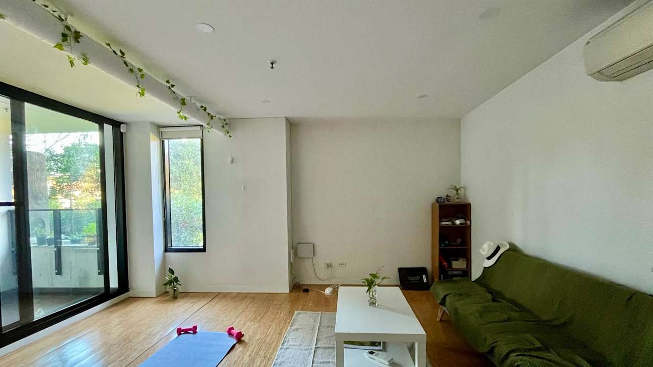 Unfurnished room in a flatshare