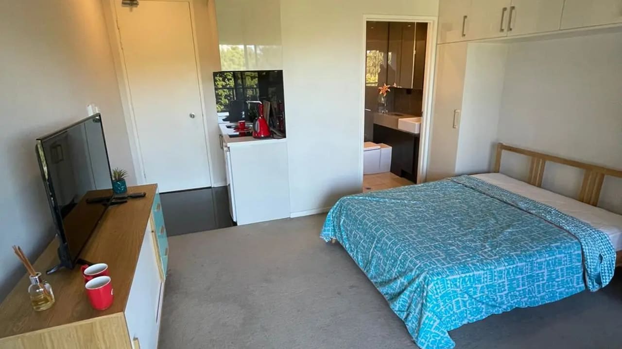 Whole property with 1 room for rent