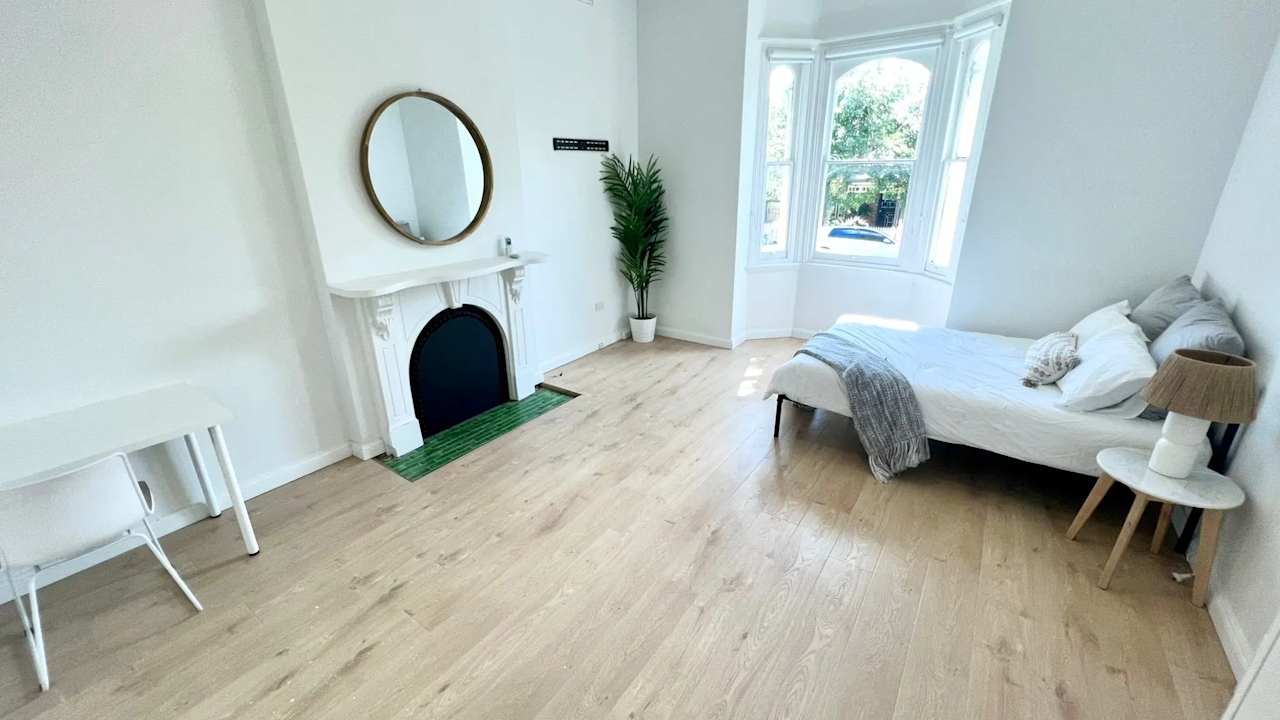 Room in a share house