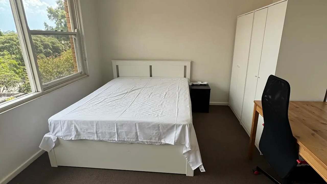 Furnished room in a flatshare