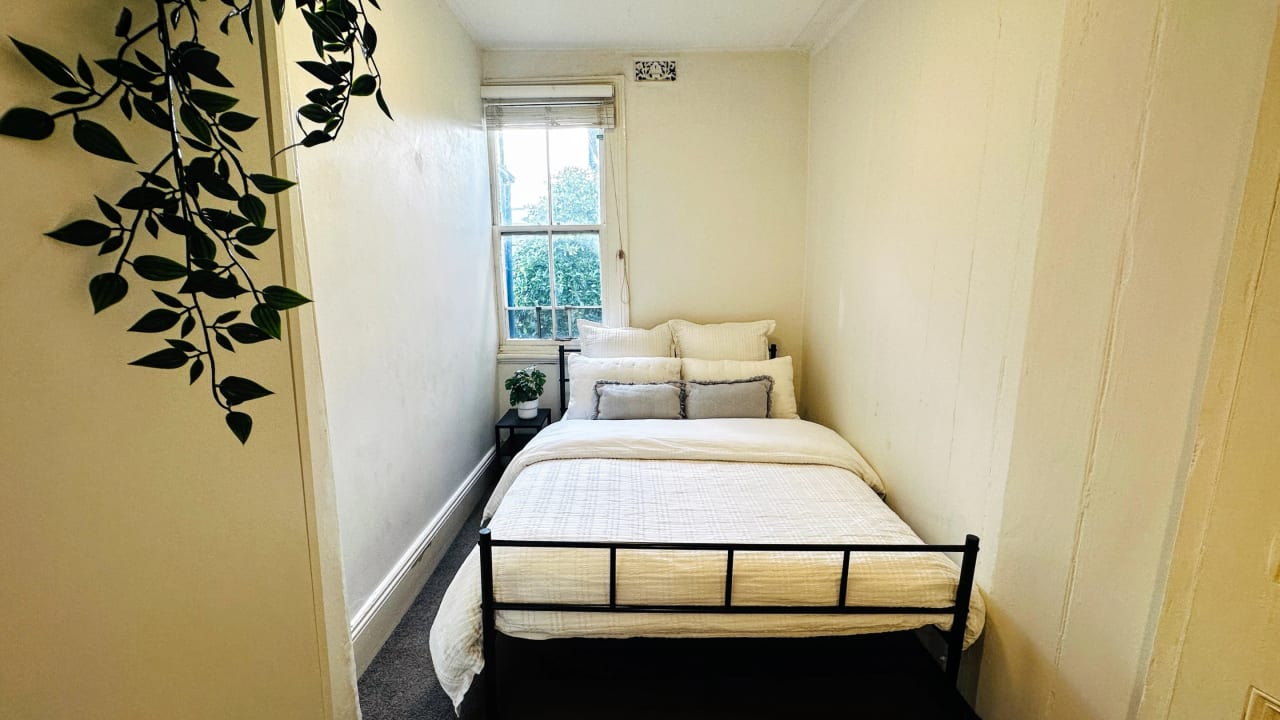 Furnished room in a flatshare