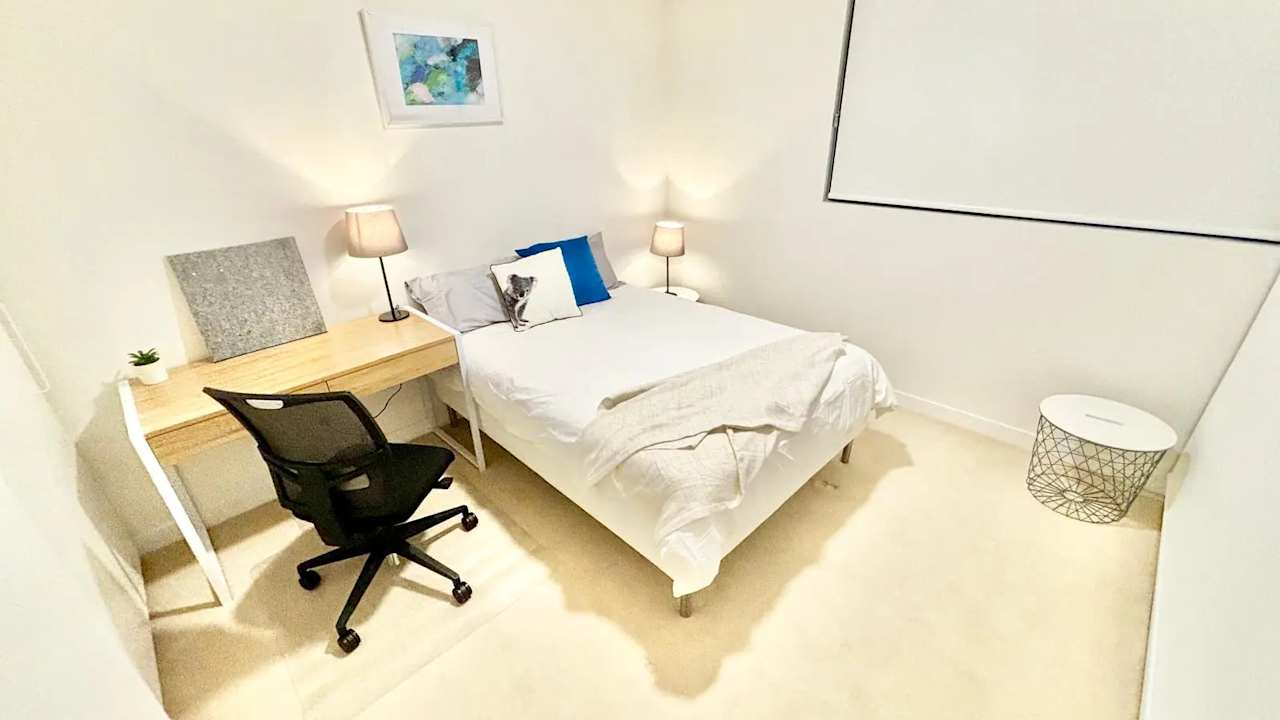 Furnished room in a flatshare