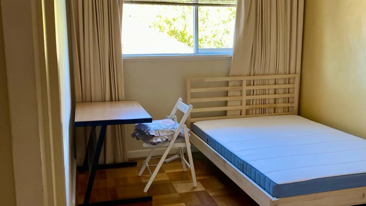 Furnished room in a flatshare