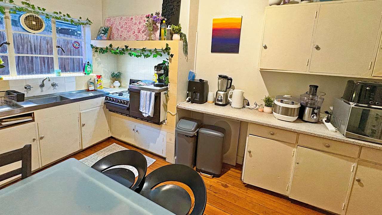 Furnished room in a flatshare