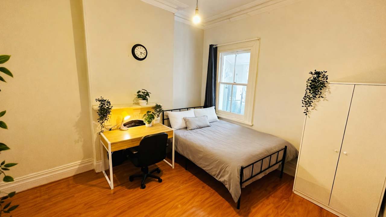 Furnished room in a flatshare