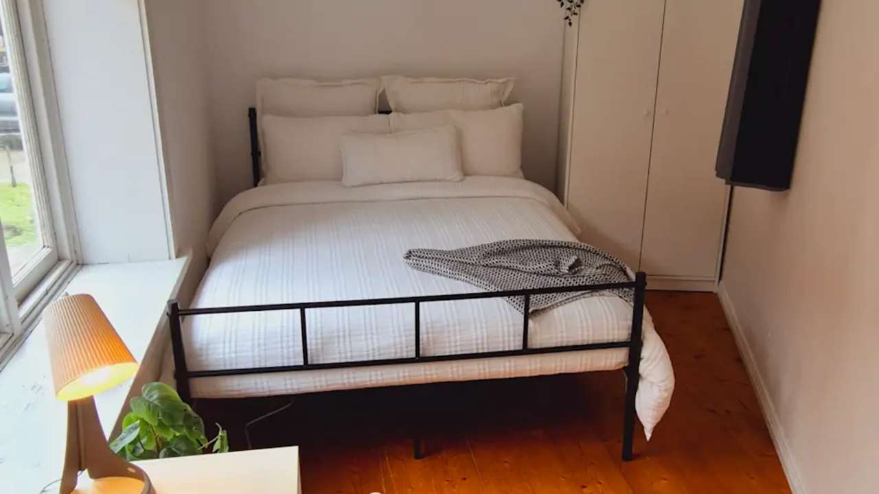 Furnished room in a share house