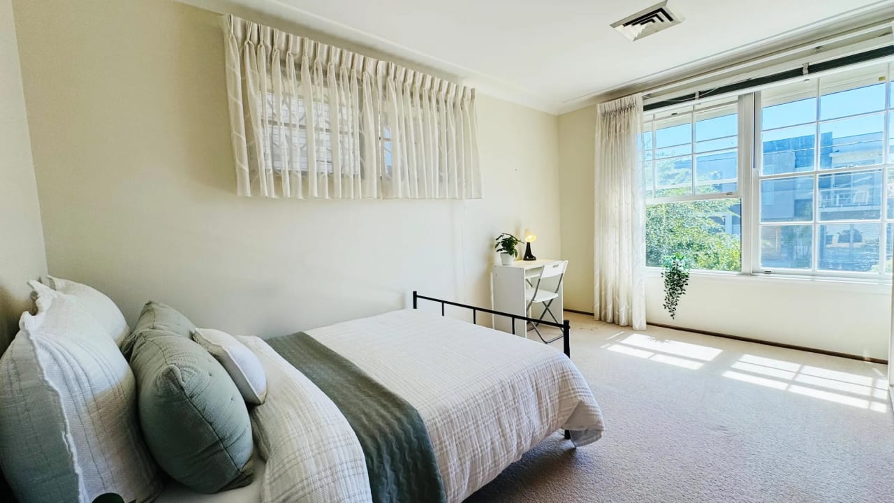 Furnished room in a flatshare