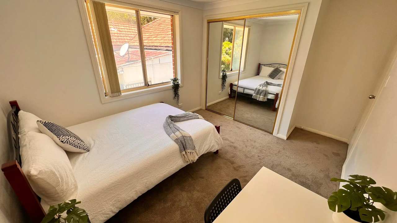 Furnished room in a flatshare